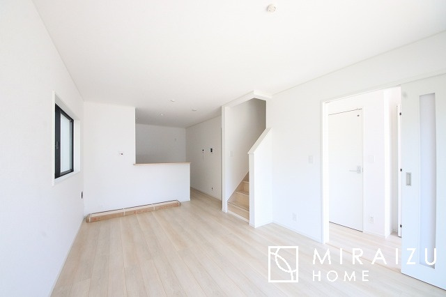 【居間・リビング】 | 食事を取るスペースもリラックスしてくつろげるスペースもお子さんが勉強するスペースも兼ね備えたリビングダイニング。