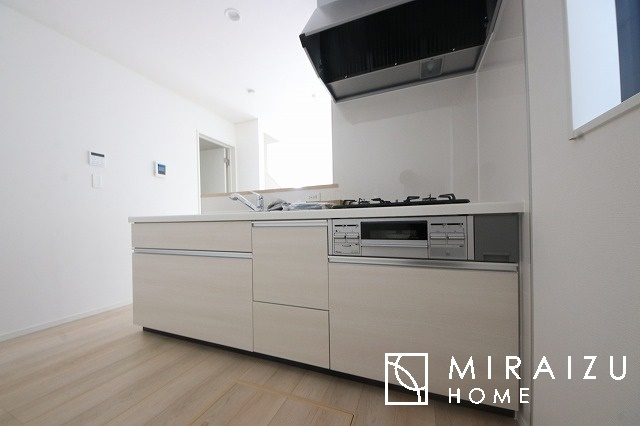 【キッチン】 | 広々としたキッチンは大きな深型シンク、3口コンロ、換気扇、大きなお鍋から小物まで取り出しやすさを考えられた引き出し収納の付いたシステムキッチンです。