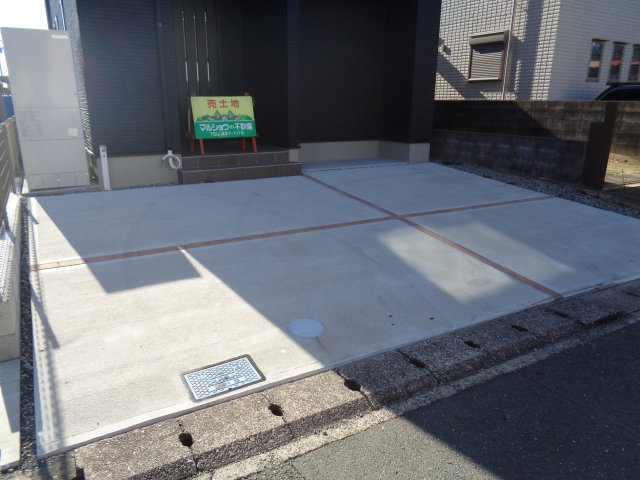 本郷町1338-3戸建（事業用）の駐車場