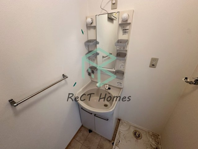 オークスコート西新在家 A棟の洗面所