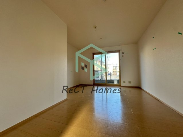 オークスコート西新在家 A棟の居間・リビング