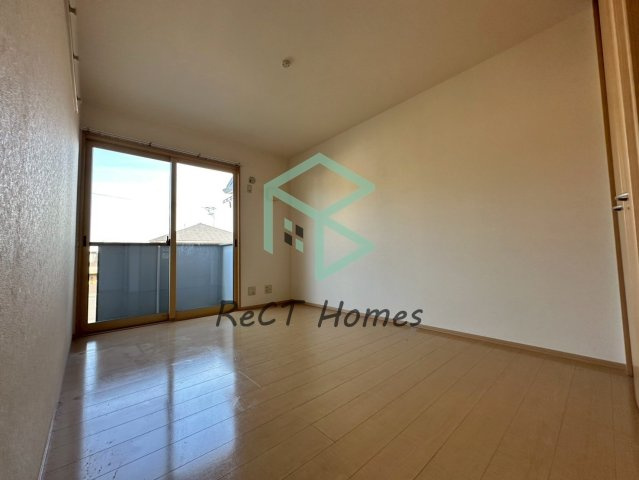 オークスコート西新在家 A棟の居間・リビング