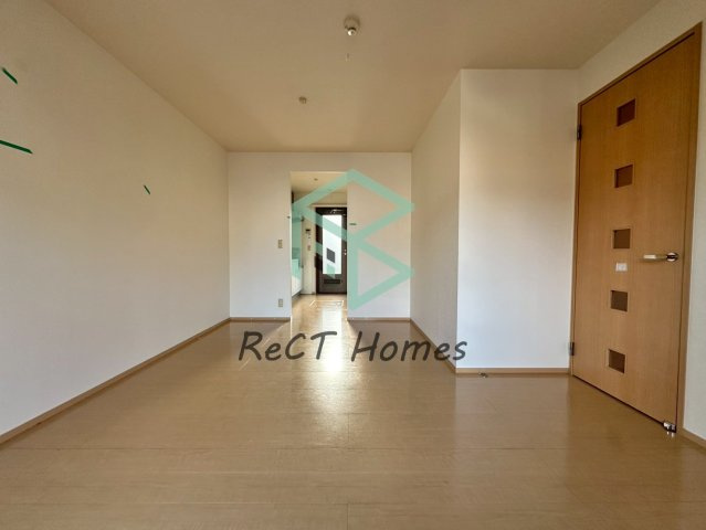 オークスコート西新在家 A棟の居間・リビング