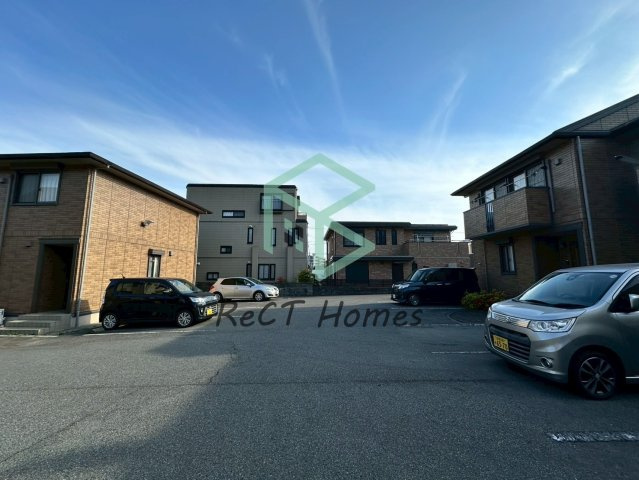 オークスコート西新在家 A棟の駐車場