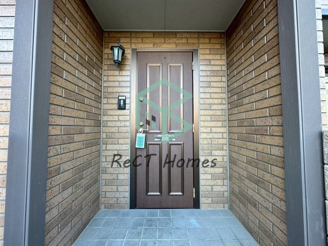 オークスコート西新在家 A棟の玄関