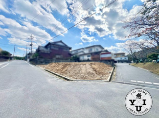 【外観】 | 栗東市小野　土地　注文住宅　建築条件なし | 《80.60坪》の広々とした土地(^^)/角地なので陽当り・風通し良好！！前面に建物がないので開放的な立地です。
《建築条件なし》ですのでお好きな工務店やハウスメーカーで《注文住宅》が建てられます。
