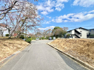 【前面道路含む現地写真】 | 栗東市小野　土地　注文住宅　建築条件なし | 『赤坂団地停』よりバス乗車20分でJR『草津駅』へアクセスできます。『東部住宅停』よりバス乗車7分でJR『手原駅』へアクセス可能です。