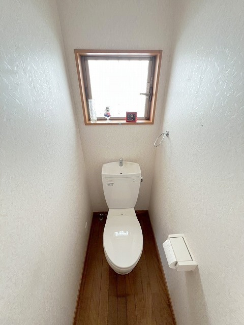 三郷市中央4丁目　平屋中古戸建のトイレ|換気も出来る窓付きのトイレです。