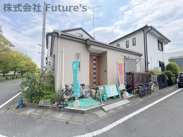 三郷市中央4丁目　平屋中古戸建の外観|角地に位置した開放的な立地
