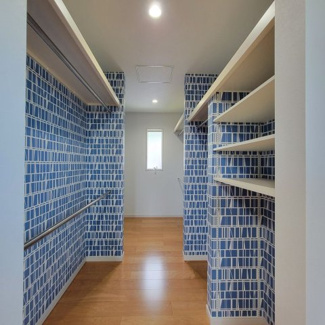 【収納】 | 甲府市羽黒町 R1年築の中古戸建 オール電化+太陽光パネル | 2階8帖洋室のウォークインクローゼット　写真で見るより広い収納です。