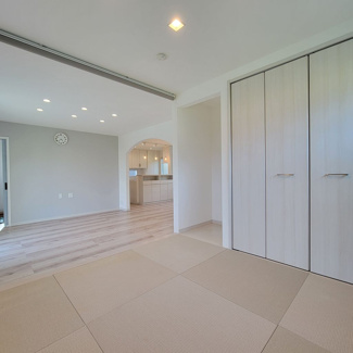 【和室】 | 甲府市羽黒町 R1年築の中古戸建 オール電化+太陽光パネル | 1階4.5帖洋風和室　琉球風畳がおしゃれ