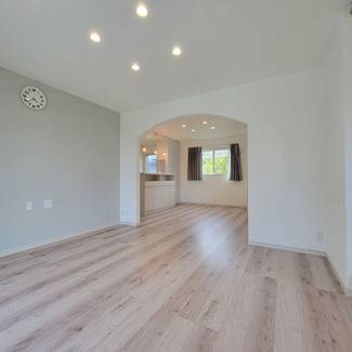 【居間・リビング】 | 甲府市羽黒町 R1年築の中古戸建 オール電化+太陽光パネル | 23.5帖のLDK　ダウンライト　アクセントクロスが特徴的です。