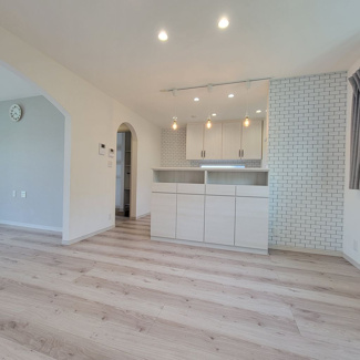 【居間・リビング】 | 甲府市羽黒町 R1年築の中古戸建 オール電化+太陽光パネル | ダイニング部分　カウンター部分が収納になっています。