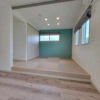 【和室】 | 甲府市羽黒町 R1年築の中古戸建 オール電化+太陽光パネル | 1階4.5帖洋風和室　ロールスクリーンにてLDKと区分け可能です。