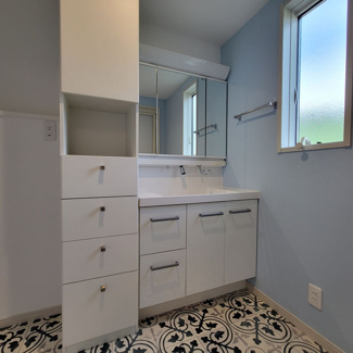 【独立洗面台】 | 甲府市羽黒町 R1年築の中古戸建 オール電化+太陽光パネル | 収納付きの洗面台は三面鏡仕様