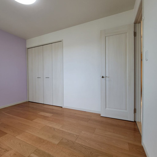 【洋室】 | 甲府市羽黒町 R1年築の中古戸建 オール電化+太陽光パネル | 2階南側6帖洋室　エアコン付き