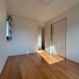 【洋室】 | 甲府市羽黒町 R1年築の中古戸建 オール電化+太陽光パネル | 2階北側6帖洋室　二面採光で明るいお部屋です。エアコン付き