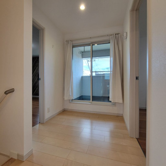 【その他】 | 甲府市羽黒町 R1年築の中古戸建 オール電化+太陽光パネル | 2階ホール部分　物干し時に居室を通過せずにバルコニーへアクセス可能