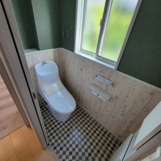 【トイレ】 | 甲府市羽黒町 R1年築の中古戸建 オール電化+太陽光パネル | 1階トイレ　とてもおしゃれなクッションフロアでした。