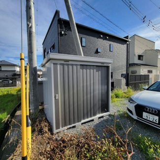 【庭】 | 甲府市羽黒町 R1年築の中古戸建 オール電化+太陽光パネル | まだまだ使用可能な物置付き