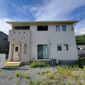 【外観】 | 甲府市羽黒町 R1年築の中古戸建 オール電化+太陽光パネル | 南庭が広く、日当たり良好な築浅物件です。