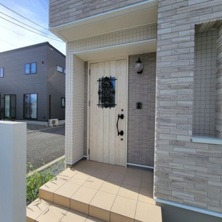 【玄関】 | 甲府市羽黒町 R1年築の中古戸建 オール電化+太陽光パネル | おしゃれな玄関ドア　温かみのあるドアです。