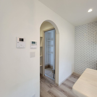 【その他】 | 甲府市羽黒町 R1年築の中古戸建 オール電化+太陽光パネル | 収納とキッチンの開口部もR加工済