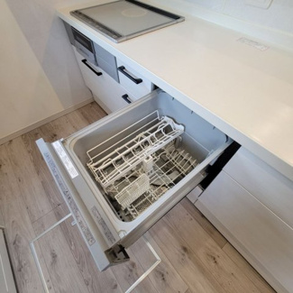 【キッチン】 | 甲府市羽黒町 R1年築の中古戸建 オール電化+太陽光パネル | 食器洗い乾燥機付きのキッチン