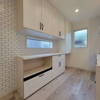 【キッチン】 | 甲府市羽黒町 R1年築の中古戸建 オール電化+太陽光パネル | キッチン背面収納　