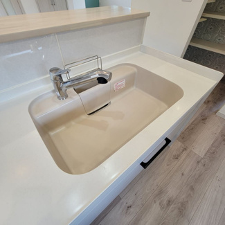 【キッチン】 | 甲府市羽黒町 R1年築の中古戸建 オール電化+太陽光パネル | 人造大理石シンクは傷が付き辛いという特性がございます。