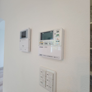 【防犯設備】 | 甲府市羽黒町 R1年築の中古戸建 オール電化+太陽光パネル | エコキュートスイッチとモニター付きインターフォン