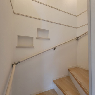 【内装】 | 甲府市羽黒町 R1年築の中古戸建 オール電化+太陽光パネル | 階段のニッチ　飾り物でおしゃれな雰囲気を