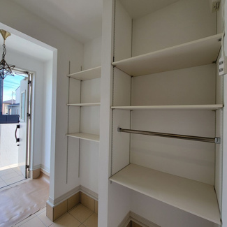 【収納】 | 甲府市羽黒町 R1年築の中古戸建 オール電化+太陽光パネル | シューズインクローゼット