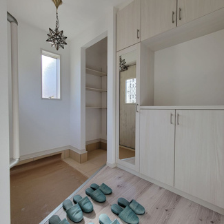 【玄関】 | 甲府市羽黒町 R1年築の中古戸建 オール電化+太陽光パネル | 大型下駄箱とシューズインクローゼット付きの玄関　高い収納力