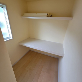 【収納】 | 甲府市羽黒町 R1年築の中古戸建 オール電化+太陽光パネル | 2階納戸　棚付きですっきりと収納が可能です。