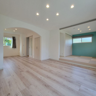 【居間・リビング】 | 甲府市羽黒町 R1年築の中古戸建 オール電化+太陽光パネル | 23.5帖の広々LDK　開口部がR加工されており、暖かみのあるデザインです。