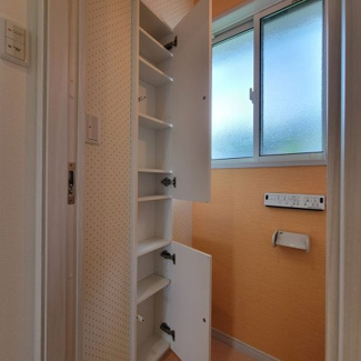 【その他】 | 甲府市羽黒町 R1年築の中古戸建 オール電化+太陽光パネル | 2階トイレの収納