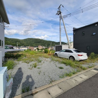 【駐車場】 | 甲府市羽黒町 R1年築の中古戸建 オール電化+太陽光パネル | 広々駐車場　車は並列で４台は駐車可能です。