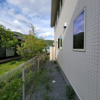 【周辺】 | 甲府市羽黒町 R1年築の中古戸建 オール電化+太陽光パネル | 北側隣地境界