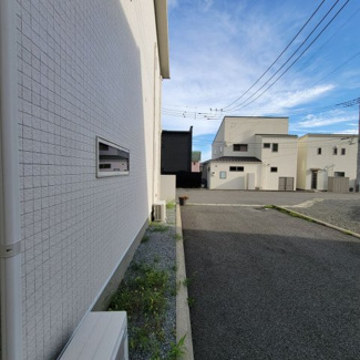 【周辺】 | 甲府市羽黒町 R1年築の中古戸建 オール電化+太陽光パネル | 西側隣地境界