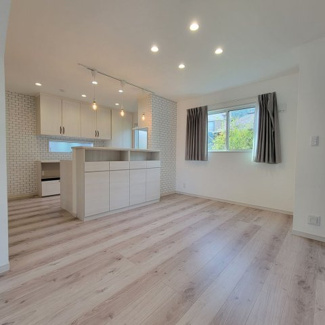 【居間・リビング】 | 甲府市羽黒町 R1年築の中古戸建 オール電化+太陽光パネル | ダイニング部分　機能的でおしゃれな空間です。