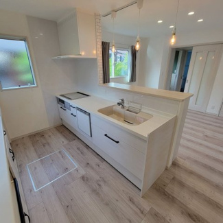 【キッチン】 | 甲府市羽黒町 R1年築の中古戸建 オール電化+太陽光パネル | オープンカウンターキッチン　キッチンもとても綺麗です。