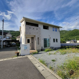 【外観】 | 甲府市羽黒町 R1年築の中古戸建 オール電化+太陽光パネル | 令和元年築の大変綺麗なご住宅です。日当たりも良好