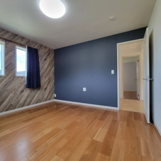 【洋室】 | 甲府市羽黒町 R1年築の中古戸建 オール電化+太陽光パネル | 2階8帖洋室　エアコン付き