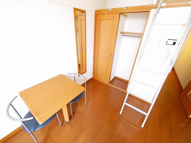 レオパレスクレールドゥの洋室|コンパクトで使いやすい洋室です