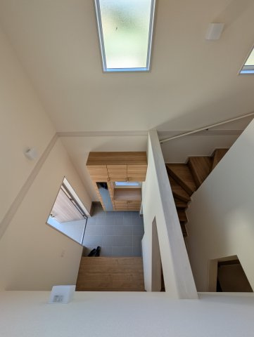 【内装】 | ブルーミングガーデン高崎市上小鳥町ー① | 開放的な吹き抜けの玄関♪2階のトイレ♪