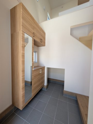 【玄関】 | ブルーミングガーデン高崎市上小鳥町ー① | 玄関横にも収納あります♪