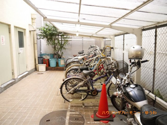 【その他共用部分】 | 敷地内に屋根付き駐輪場有り