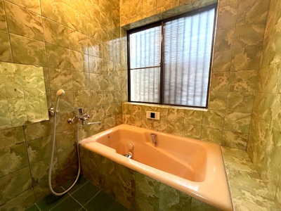 【浴室】 | 枚方市西禁野１丁目戸建 | 浴室には窓がございますので、湿気の多い時期にも安心〇