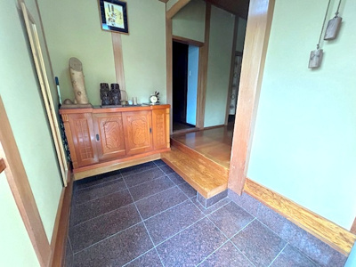 【玄関】 | 枚方市西禁野１丁目戸建 | 玄関も広く、お出かけ時の渋滞も回避出来ますね！